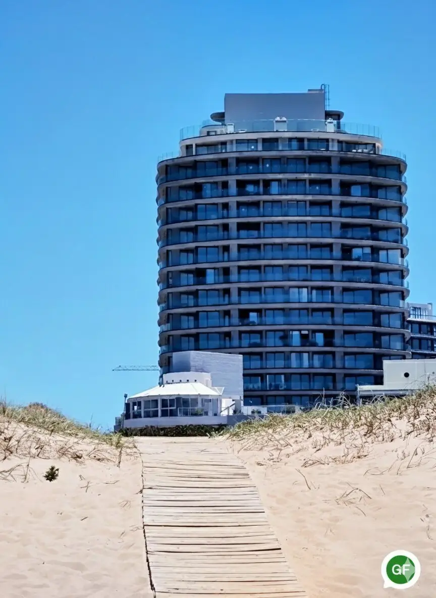 Ubicación privilegiada a solo 50 metros del mar, en parada 6 de Playa Brava.